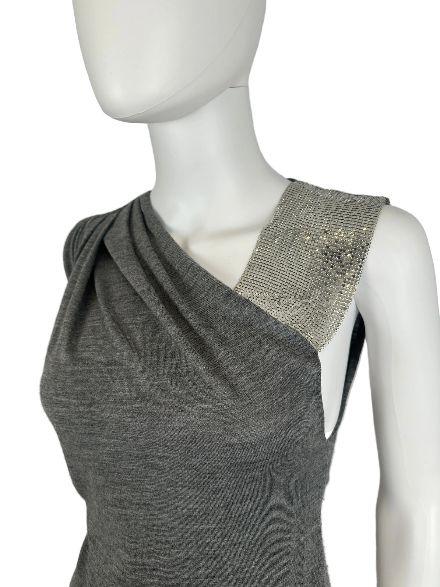 Mannequin wearing a gray top with a sparkly silver headband on a plain background